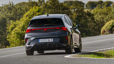 Cupra Born на повороте